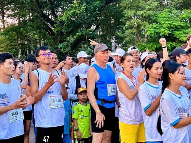 马拉松比赛在吴哥窟开跑，参赛者达到2500人